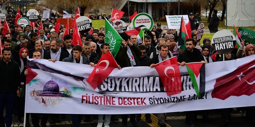 Van'da akademisyen ve öğrenciler Filistin için yürüdü