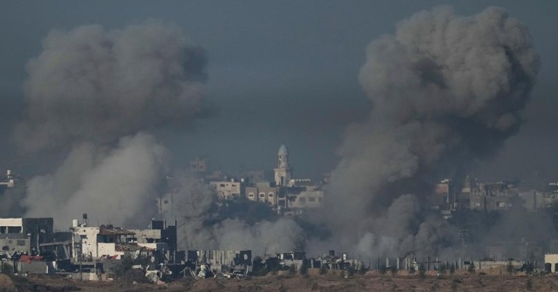 Han Yunus kentinde yerinden edilenlerin sığındığı bir okul bombalandı