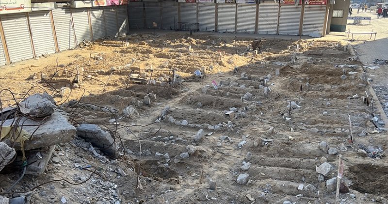 Gazze'de sokaklar ve çarşılar toplu mezarlara döndü