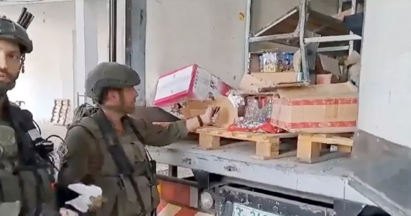 İşgal askerleri Gazze'deki evleri yağmalıyor