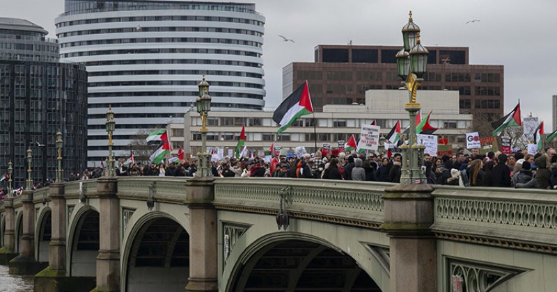 Londra'da sağlık çalışanları, Gazze için "sessiz yürüyüş" düzenledi