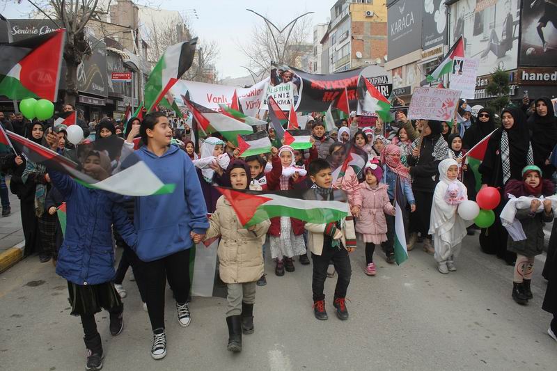 Vanlı çocuklar Gazze için yürüdü