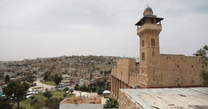 Batı Şeria’da işgalci Yahudiler, camide ibadet eden Müslümanlara saldırdı