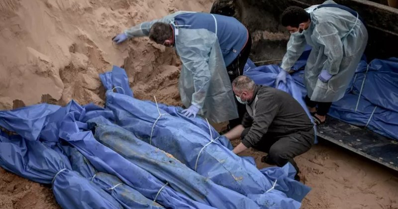 Katil İsrail'in el koyduğu 80 Filistinliye ait cansız beden toplu mezara defnedildi