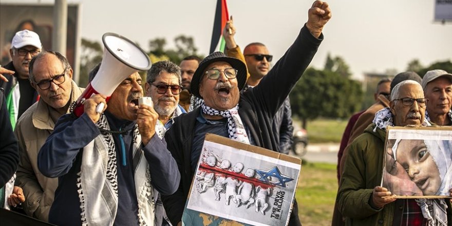 Katil İsrail Tunus’taki ABD Büyükelçiliği önünde protesto edildi