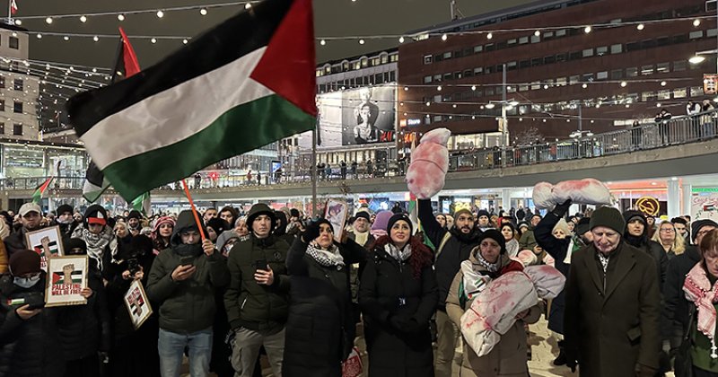İsveç'te yılbaşı kutlamasını iptal eden yüzlerce kişi Gazze'ye destek gösterisi düzenledi