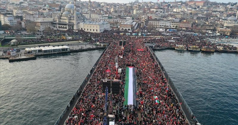 Yılın ilk saatlerinde yüz binler Gazze için bir araya geldi
