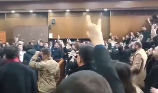 Irkçı provokatörlere tahsis edilen VIP mahkeme salonu
