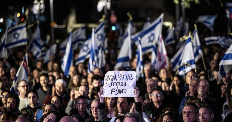 Tel Aviv'de binlerce kişi Netanyahu'nun görevden alınması talebiyle gösteri düzenledi
