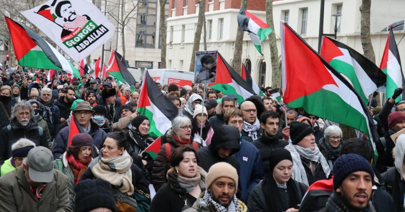 Paris'te Filistin destekçileri gösteri düzenledi