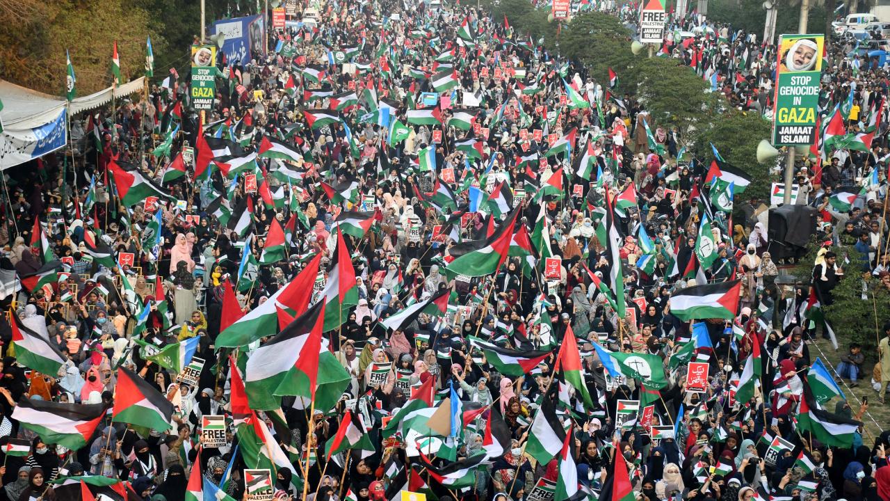 Pakistan'da binlerce kişi Filistin halkı için yürüdü