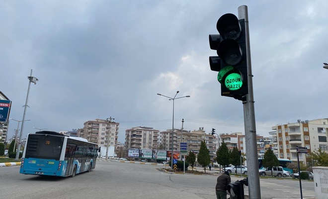 Şanlıurfa'da trafik ışıklarına "Özgür Gazze" yazısı yansıtıldı