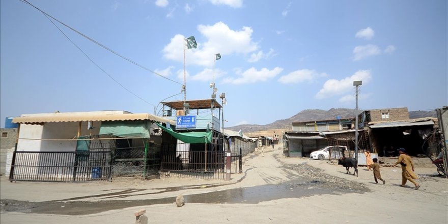 Afganistan ve Pakistan arasında sınırın açılması için görüşmeler sürüyor
