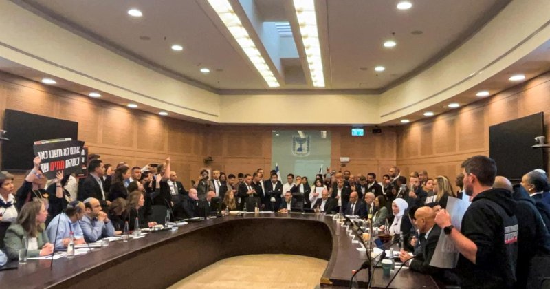 Gazze'deki İsrailli esirlerin yakınları İsrail Meclisini bastı