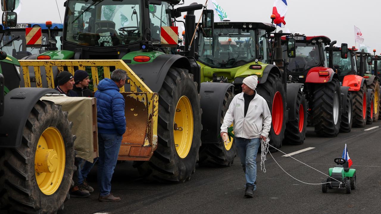 Fransa'da binlerce çiftçi traktörleriyle eylemlerini sürdürüyor