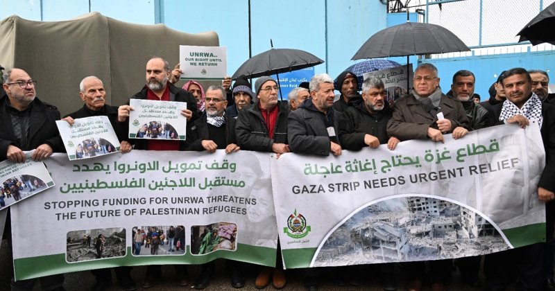 Lübnan'daki Filistinli mülteciler UNRWA ofisi önünde gösteri düzenledi