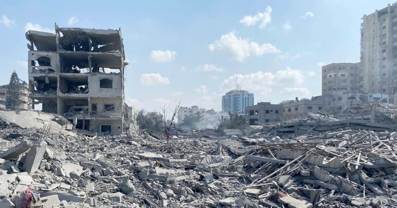 Katil İsrail Gazze'deki doktorları yarım tonluk bombalarla vurdu
