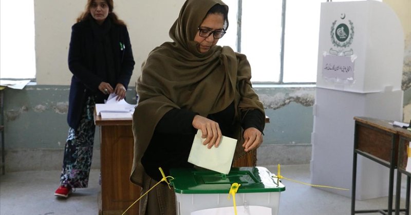 Oy verme işleminin devam ettiği Pakistan'da telefon ve internet hizmetleri askıya alındı