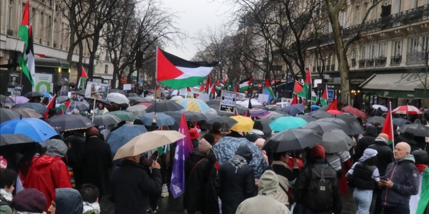 Paris'te yağmura rağmen Gazze için yürüyüş düzenlendi