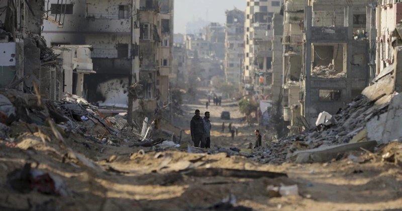 Gazze'de işgal ordusunun çekildiği bölgelerden cesetler çıkarılıyor