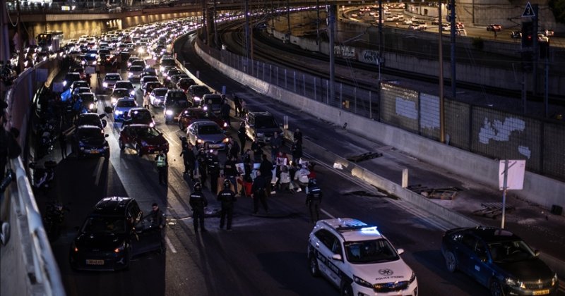 Gazze'deki İsrailli esirlerin yakınları Tel Aviv'de otoyolu kapattı