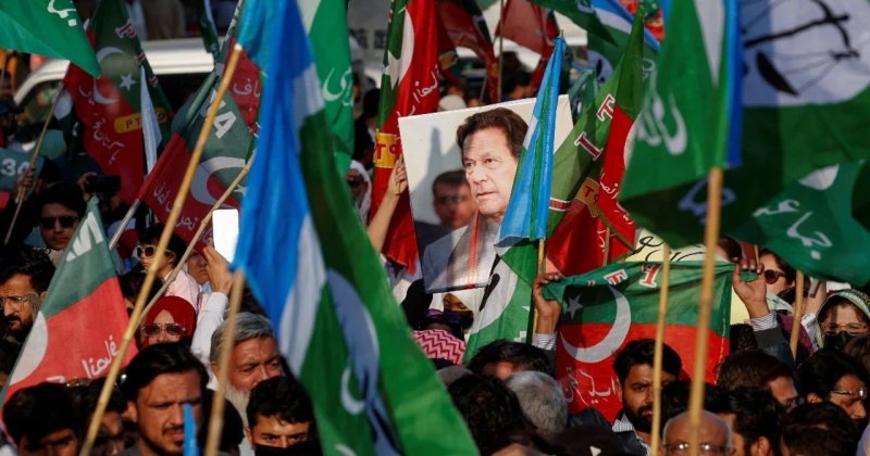 Pakistan'da seçim sonuçlarını protesto amacıyla kara yolları kapatıldı
