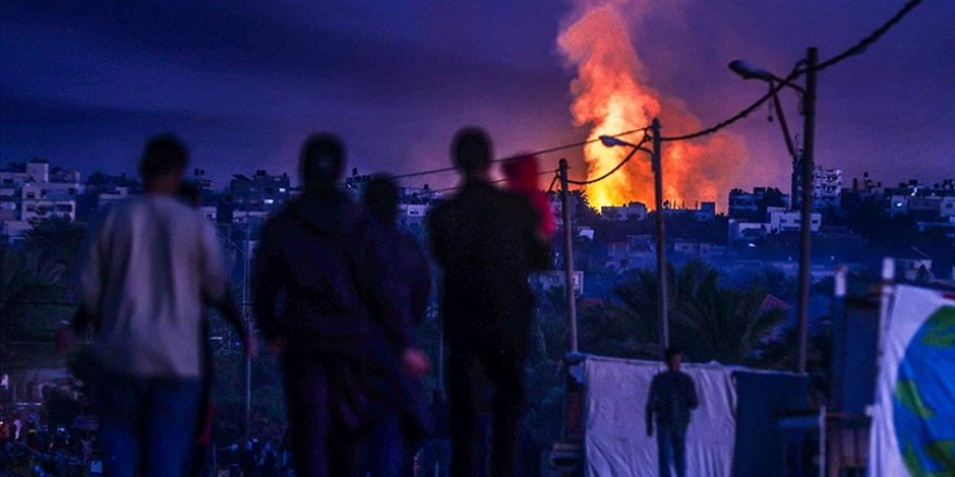 İsrail, işgal ettiği Gazze Şeridi’ndeki evleri içindeki eşyalarla birlikte "sistematik olarak" yakıyor