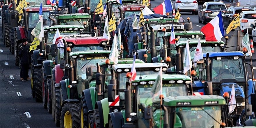 Fransa'da çiftçiler Marsilya'nın birçok noktasında traktörleriyle trafiği engelledi