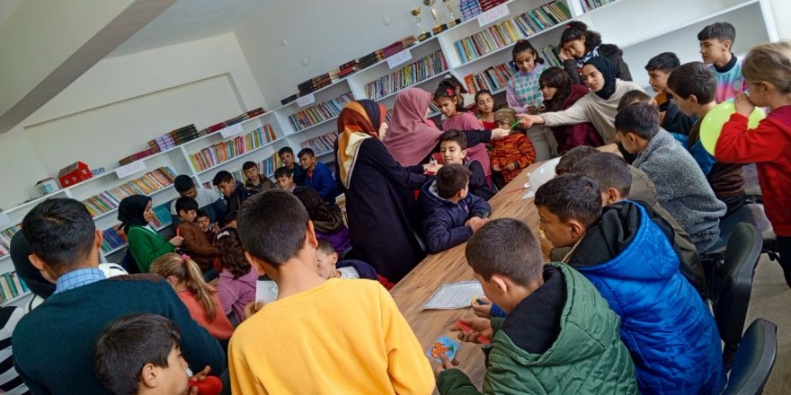 Bilgi ve Erdem Topluluğu’ndan Akıncılar Ortaokulu'na kütüphane desteği