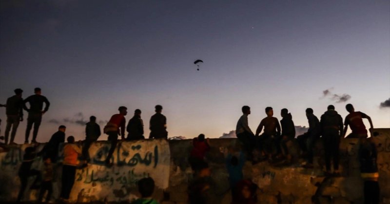 Ürdün, Gazze'ye 12. kez paraşütle tıbbi yardım ulaştırdı