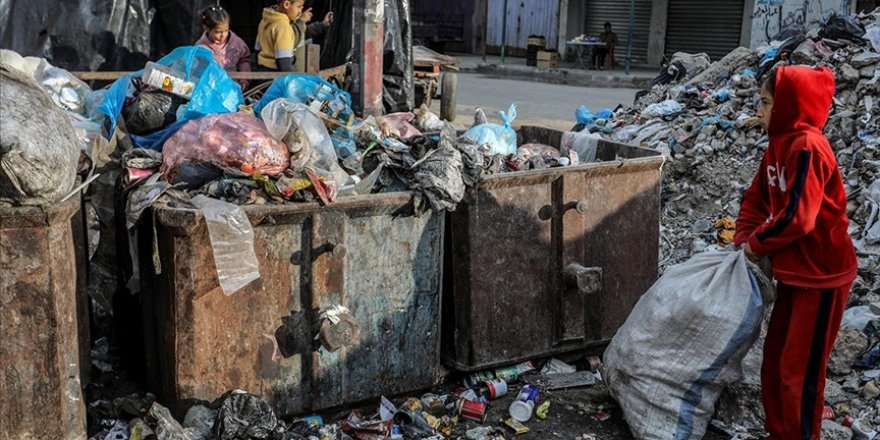 Gazze'de aileler bulaşıcı hastalık endişesiyle evlerinin enkazını kamplara tercih ediyor