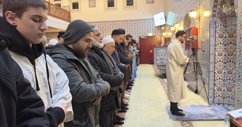 Hollanda'da yüzlerce genç sabah namazında buluşarak Filistin için dua etti