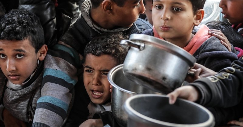 Gazze'de bebekler ve çocuklar açlıktan uyuyamıyor