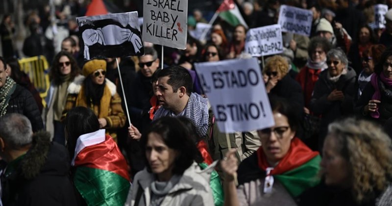 İspanya'da yüz binlerce kişi İsrail'e silah ticaretinin durdurulması için yürüdü