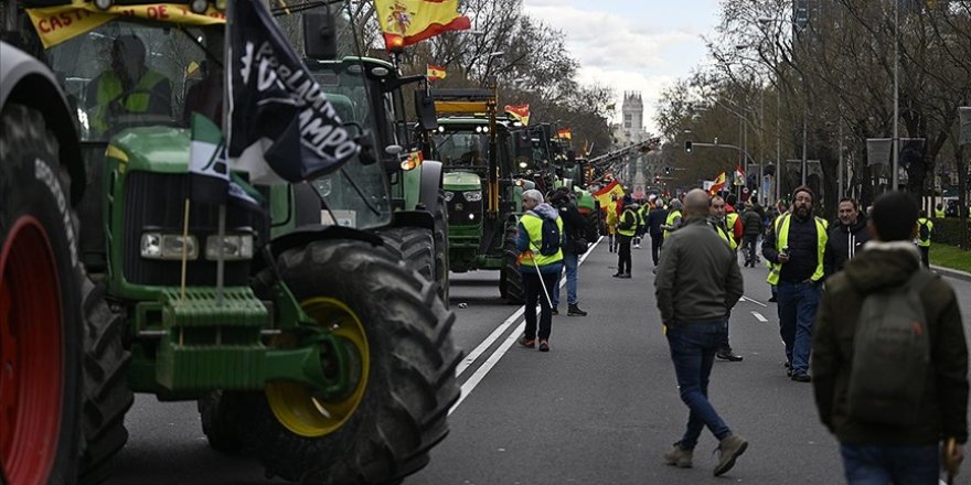 İspanyol çiftçiler, traktörleriyle Fransa sınırında eylem yaptı
