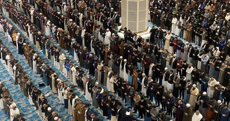 Dünyanın en büyük camilerinden Cezayir Ulu Camii'nde ilk cuma namazı kılındı