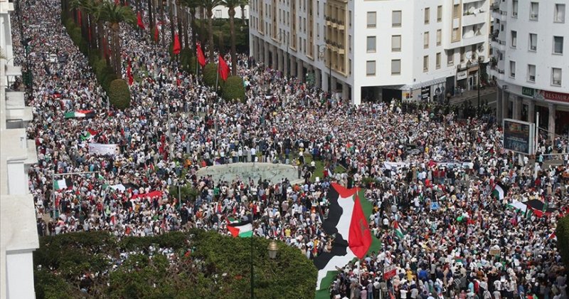 Fas'ta yüz binlerce kişi Gazzelilerin açlıktan kurtarılması talebiyle gösteri düzenledi