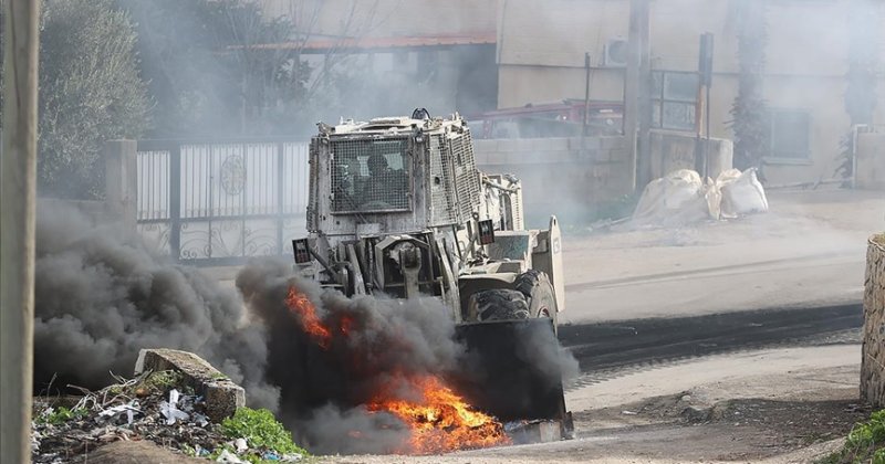 İşgal ordusu Batı Şeria'ya baskınlar düzenledi, bir evi patlayıcılarla yıktı