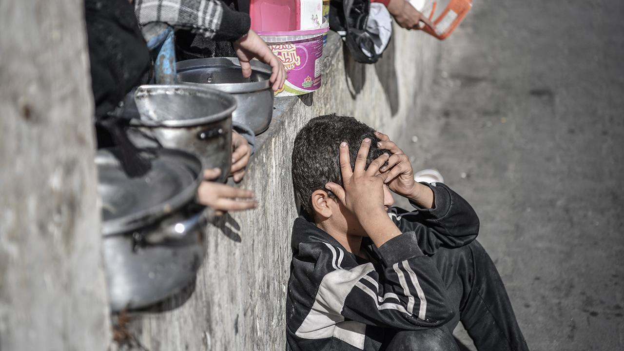 Gazze'de açlıktan hayvan yemi yemek zorunda kalan çocuklar zehirleniyor