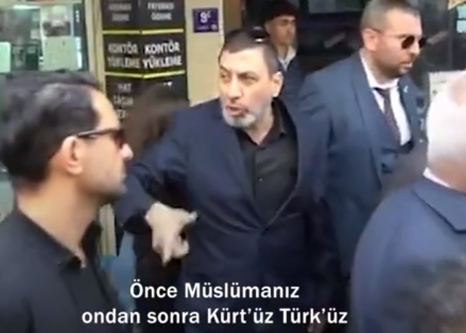 Irkçı provokatöre haddini bildiren Müslüman
