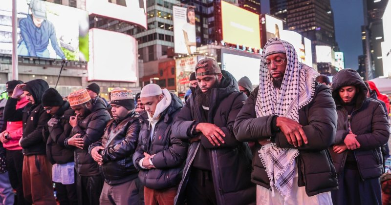 New York'ta Times Meydanı'nda teravih namazı kılındı