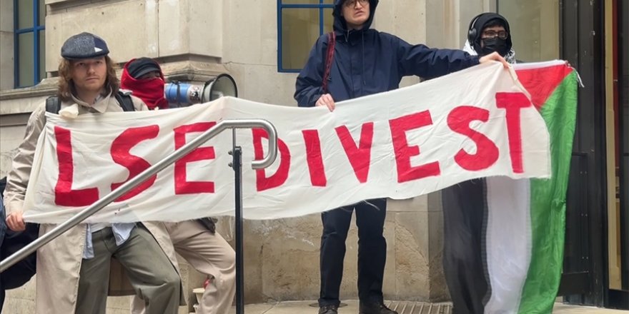 Londra'da, bir üniversiteye İsrail'e silah tedarik eden şirketlere yatırım yaptığı gerekçesiyle protesto