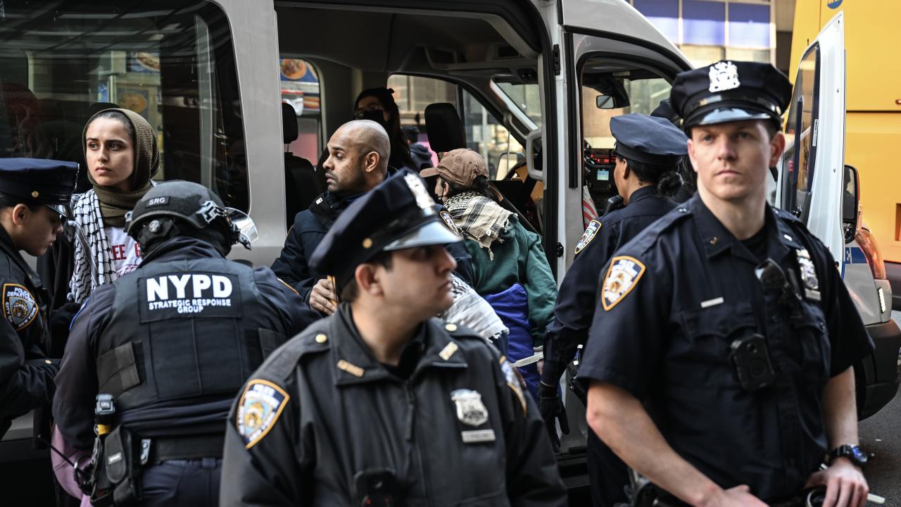 Göstericiler, New York Times gazetesi binasına girdi