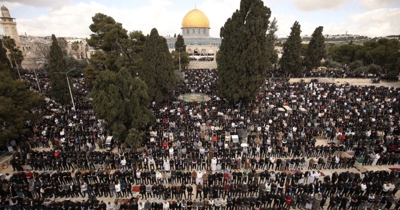 80 bin Filistinli ramazan ayının ilk cuma namazını Mescid-i Aksa'da eda etti