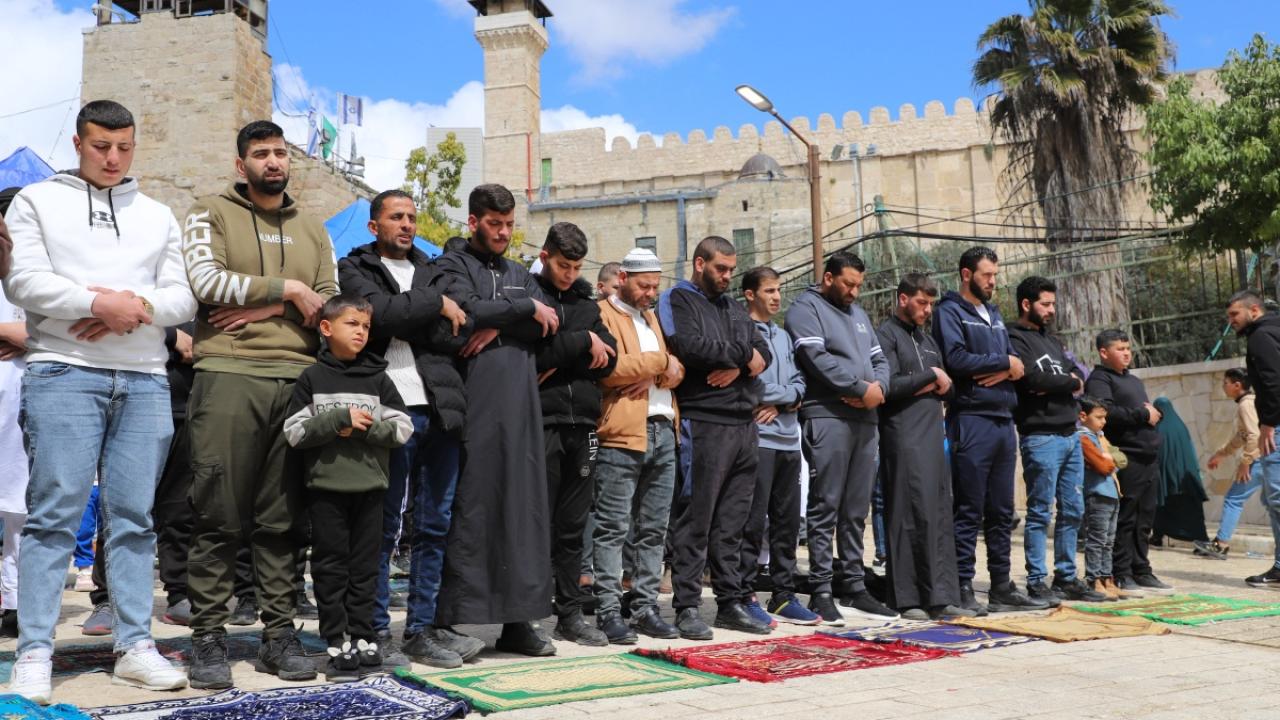 Filistinliler ramazanın ilk cuma namazını Harem-i İbrahim Camisinde kıldı