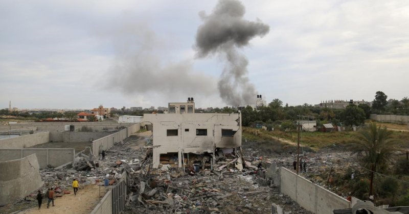 Katil İsrail bir aileyi daha yok etti
