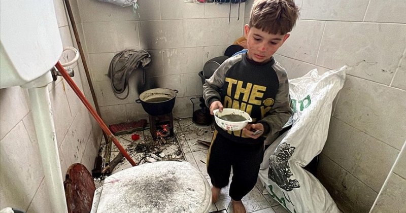 Gazzeli aile, yer olmadığı için yemeklerini hastane banyosunda pişiriyor