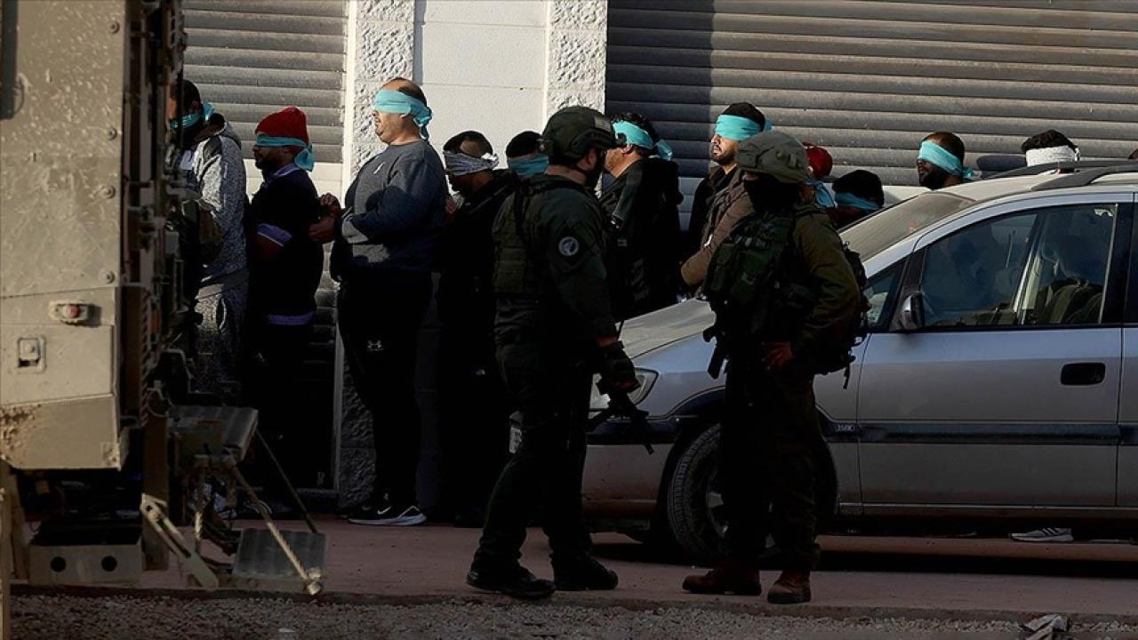İşgalci İsrail askerleri Batı Şeria'da 10 Filistinliyi gözaltına aldı