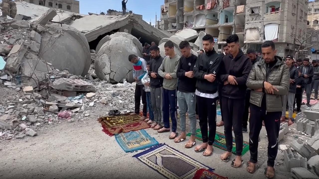 Gazzeliler cuma namazını yıkılan caminin enkazı üzerinde kıldı