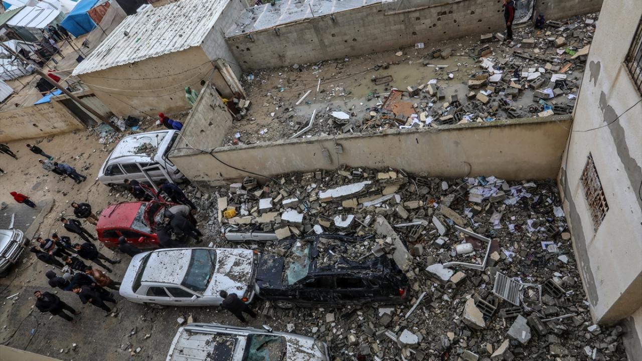 Katil İsrail Refah'ta bir evi bombaladı: Çok sayıda Filistinli hayatını kaybetti